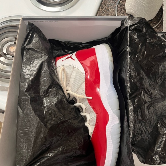 Sz 9 Cherry Retro Jordan 11
